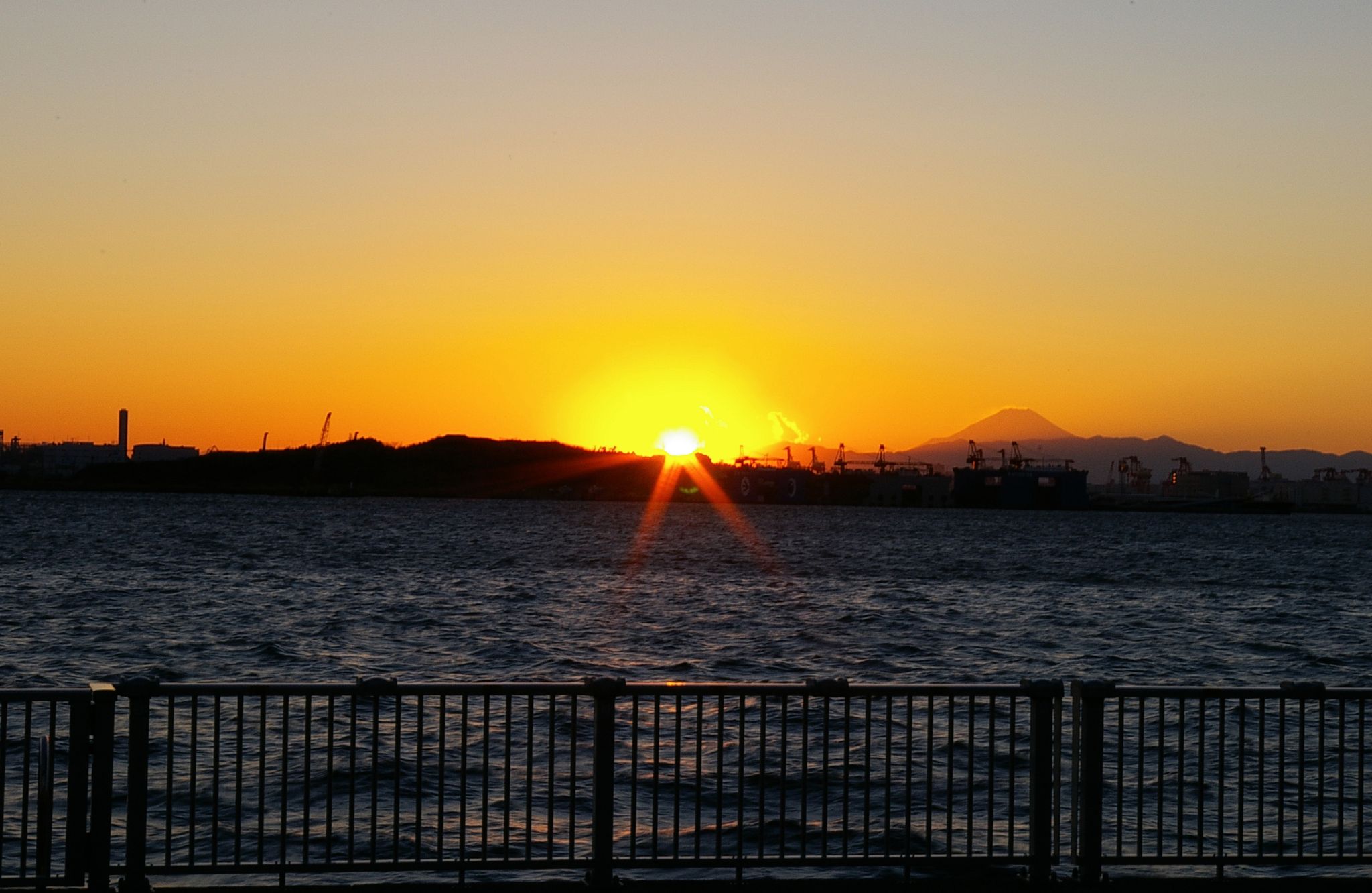 東京ゲートブリッジと富士山と夕日 日の出日の入時刻 方角マップ