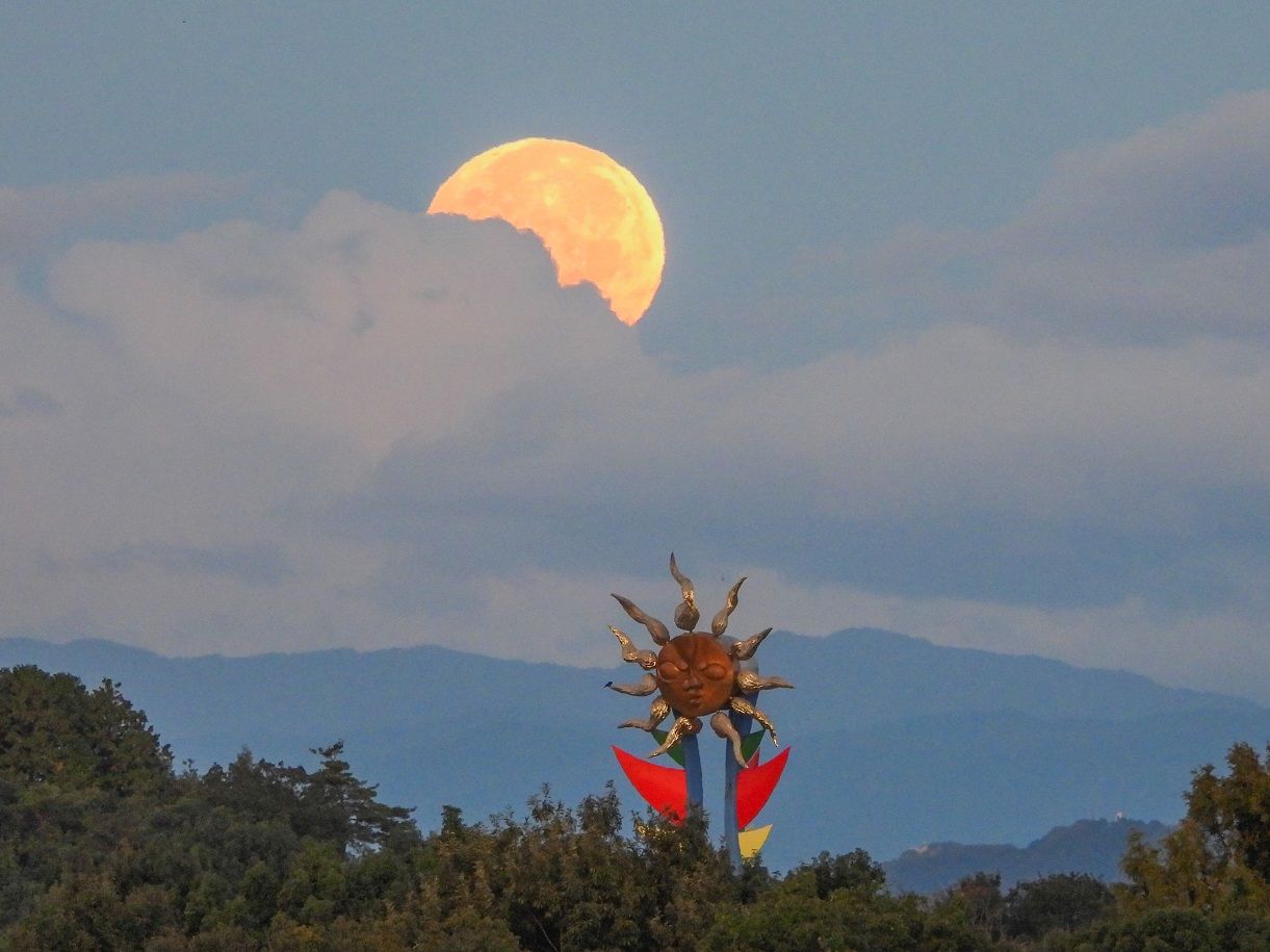 月×若い太陽の塔 日の出日の入時刻・方角マップ